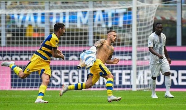  AC米兰凭借争议点球一球小胜维罗纳  